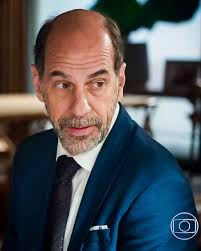 Max é expulso da empresa e põe a culpa em Serginho