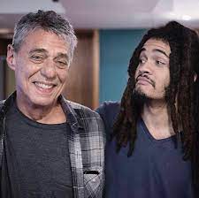 Chico freitas, filho de carlinhos brown com helena buarque de holanda, fez 18 anos e ganhou uma homenagem da tia, silvia buarque, pelo. Chico Brown Da Parabens Para Chico Buarque Com Clique De Antes E Depois Revista Marie Claire Celebridades