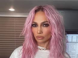 Tutti i look ondulati di ieri e di oggi sfoggiati da jlo. Jennifer Lopez E I Capelli Rosa La Chioma Pink Contagia Le Star Reazione Alla Pademia Corriere It