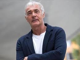 İster uzun sakalınızı ister temiz tıraşlı bir görünümünüz olsun, seçtiğiniz stili mükemmelleştirmek için yüksek işleyen bir tıraş makinesine ihtiyacınız olacaktır. L Intervista Off A Massimo Giletti Il Giornale Off