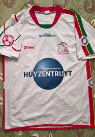 Dat is een samenwerking tussen sv zulte waregem, de koersvereniging dwars door vlaanderen en de paardensport in de stad. Zulte Waregem Home Futbol Formasi 2006 2007 Sponsored By Huyzentruyt