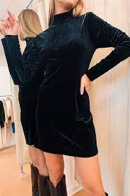 I giocatori possono vincere questo oggetto quando selezionano le seguenti specializzazioni di classe Glamorous Vestito Tubino Nero In Velluto Calibro Shop