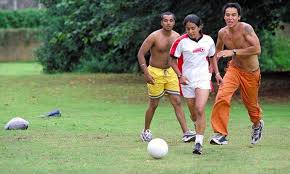 She's about to go to university but there is a clash in her life between the call of women's football and the demands of her own sikh family. 18 Winning Facts About Bend It Like Beckham Mental Floss