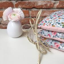 Le tour de lit lapinou est adaptable sur lit 60x120 et 70x140 cm et se fixe au lit grâce à ses 12 liens. Tour De Lit Atelier Numero4