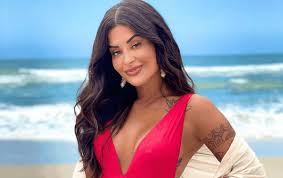 Aline riscado is a brazilian glamour model. Aline Riscado Esbanja Beleza E Estilo Ao Posar Com Look Vermelho