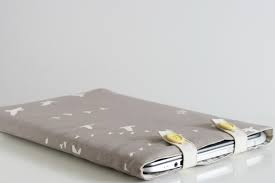 Easy fabric laptop sleeve (via sew mama sew). Tutorial Padded Laptop Sleeve By The Crafty Kitty Birch Fabrics