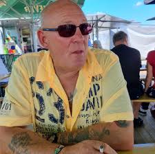 Unser Trauerspruch der Woche lautet: "Wenn ihr an mich denkt, seid nicht  traurig. Erzählt lieber von mir und traut euch ruhig zu lachen. Lasst mir  einen Platz zwischen euch, so wie ich