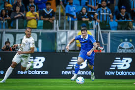 Gr&ecirc;mio vira sobre a Chapecoense, vence na Arena e ganha f&ocirc;lego na luta contra o Z-
