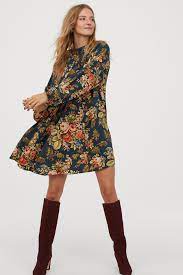 Le tissu est un jersey doré avec des paillettes et des petits fils d'or , tissus très chic. Dorees Veloutees Nos Tenues De Fete Pour Noel 2019 Madame Figaro