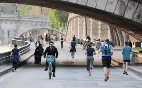 Paris is in danger of going back into lockdown next week after the french government said the coronavirus pandemic was worsening in the capital. Confinement A Paris Avec Ce Temps C Est Dur De Ne Pas Sortir Le Parisien