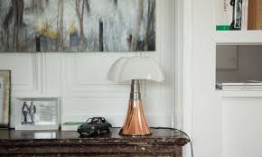 15 Facons De Placer La Lampe Pipistrello Dans Un Interieur Lampe Pipistrello Bout De Canape Design Decoration Maison