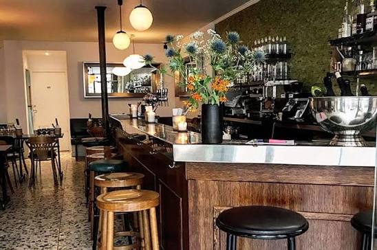 42 Rue Saint-Sébastien – Une table bistronomique contemporaine remarquable, réputée pour ses accords mets-vins et sa cuisine moderne ultra-créative.
