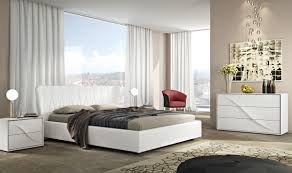 Camere da letto dallo stile moderno e raffinato, disponibili in vari colori e dimensioni, con letti contenitori e in tessuto, armadi con ante scorrevoli o battenti. Camere Da Letto Figliucci Arredamenti