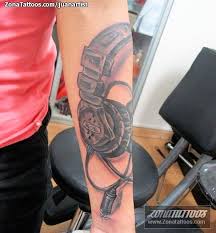 Arcangel , el tatuaje nuevo de arcangel , farruko y sus tatuajes , foto de arcangel , fotos de los tatuajes de wisin y yandel. Tattoo Of Headphones