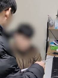 여성 연예인 얼굴을 합성한 성적 허위 영상물을 유포한 텔레그램방 운영자와 제작·소지·유포 가담자 수십 명이 경찰에 적발됐습니다,  딥페이크 기술을 악용한 이 영상들은 실제 포르노 영상에 아이돌의 얼굴을 합성한 형태로, 다수의 남성이 해당 콘텐츠를