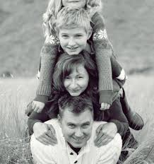 Anda sedar, setiap orang mempunyai tugasan yang menjadi tanggungjawap penuh. 11 Inspirasi Gaya Foto Keluarga Yang Unik Bikin Memorable Banget Ubeauty