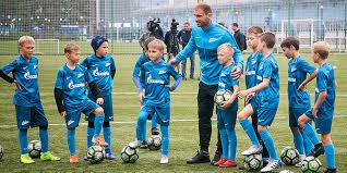 Фото © instagram / zenit_spb. Dzyuba Motiviruet Mevlyu Rakickij I Ivanovich Treniruyutsya S Detmi Zenit Za Dva Dnya Do