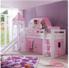 wauw deze halfhoogslaper is wel helemaal in prinsessen stijl met glijbaan speeltenten en zelfs een toren hochbett madchen kinder bett kinderbett