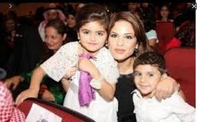 نفت الفنانة البحرينية حلا الترك أن تكون وراء سجن والدتها منى السابر، أو أن تكون رفعت عليها دعوى قضائية. Ù‚Ø¨Ù„ Ø£Ù† ØªØ³Ø¬Ù† Ø£Ù…Ù‡Ø§ 10 ØµÙˆØ± Ù†Ø§Ø¯Ø±Ø© Ø¬Ù…Ø¹Øª Ø­Ù„Ø§ Ø§Ù„ØªØ±Ùƒ ÙˆÙˆØ§Ù„Ø¯ØªÙ‡Ø§ Ù…Ø¬Ù„Ø© Ø§Ù„Ø­Ù‚ÙŠÙ‚Ø©