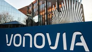 Vonovia logo visible on display screen, illustrative editorial. Forum Vermieterwillkur David Gegen Goliath