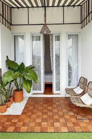 Walaupun desainnya sederhana dan ukurannya mungil, namun desain teras di atas dipercantik dengan kehadiran taman kering di depan teras. 11 Teras Rumah Minimalis Dengan Dekorasi Tanaman Hias Lebih Cantik