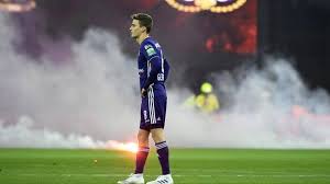 Le standard reçoit son rival anderlechtois dimanche à sclessin. Standard Liege V Anderlecht Abandoned Because Of Flares Smoke Bbc Sport