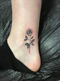 Pinterest we hope you like these design and get your tattoo ideas for your bracelet tattoo. Pin By Nicolle Valladares On Tats Small Rose Tattoo Little Rose Tattoos Rose Tattoo On Ankle