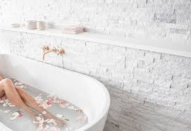 La salle de bain zen, chaleureuse, moderne et naturelle se renouvelle sans cesse pour nous étonner ! Une Deco De Salle De Bain Zen Et Romantique Pour Des Moments A Deux Cedeo