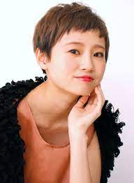 潔いベリーショートでかっこ可愛く シンプルなベリーショートです カラーは明るめのベージュブラウンで柔らかく 女性らしく 短ーい前髪でおでこを出すと顔が明るく見えて女の子の可愛らしさが際立ちますよ 超短髪 ショートのヘアスタイル ピクシーヘアスタイル