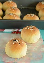 Deliciously Soft And Fluffy Mini Burger Buns Topped With Sesame Seeds And Nigella Seeds Perfect For Picnic Parties Mini Burgers Mini Burger Buns Burger Buns