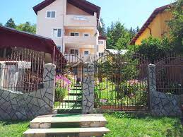 Spatiul de cazare cuprinde 2 apartamente formate din: Pensiunea Bioterra Cazare Busteni Az Turism Valea Prahovei