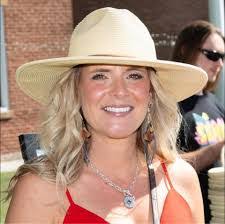 Tara Shipley's Instagram, Twitter & Facebook