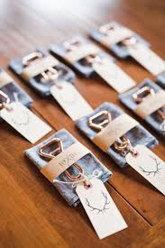 Si l'on cherche un cadeau de mariage original, il ne faut tout de même pas qu'il soit. Cadeaux D Invites Un Souvenir Original Et Different De Votre Mariage Organiser Un Mari Idee Cadeau Mariage Cadeaux Invites Mariage Original Cadeau Mariage