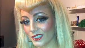 - Jeg underholder, jeg kåter ikke opp mannfolk