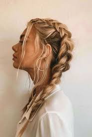 La treccia twist si realizza davvero in due minuti, basta avere i capelli sufficientemente lunghi da poter essere attorcigliati. Acconciature Capelli Lunghi Inverno 2020 2021 Le Piu Semplici E Morbide Amica