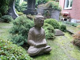 Platziert im garten mit blumen im vordergrund. Stone Buddha Siddhartha For Garden Yajutang Mobel Gmbh