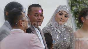 Bisa diadakan di rumah maupun digedung tempat upacara panggih/resepsi dilaksanakan. Jilbab Nathalie Holscher Saat Akad Diejek Kuno Reaksi Penata Hijab Menohok