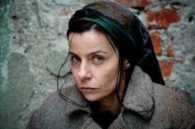 Milicjanci prowadzą śledztwo na bieszczadzkim odludziu, gdzie kilka lat wcześniej jest późny wieczór, pada deszcz, a on gubi drogę. Rose Wojciech Smarzowski Film Culture Pl