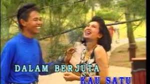 Em b7 sekadar coretan buat kenangan c b7 cerita kita di sini kuabadikan em g am tinggi harapan semoga diketemukan b7 em di alam impian syurga idaman em g am tinggi harapan semoga diketemukan b7 c b7 em di alam impian syurga idaman. Soundhound Di Sudut Kamar Hatiku By Jamal Abdillah