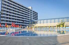 Televizor lcd racordat la cablu, telefon internaţional, frigobar, aer condiţionat, seif, uscator de par, halat de baie şi papuci. Hotel Aurora Mamaia Oferta De Cazare 2021