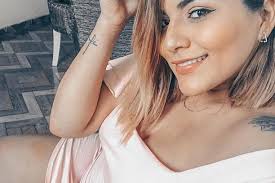 FOTO Lijepa voditeljica zaletjela se s izjavom, za kaznu se morala slikati  gola!