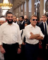 Fransa Prezidenti Emmanuel Makron 17 ildən sonra Suriyaya səfər edən ilk  Fransa lideri kimi Dəməşqdə rəsmi görüşlər keçirib. Həmçinin Makron Şamda  Əməvi məscidində olub