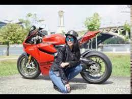 I was concerned if struggle even more in malaysia given that on average folks are smaller. Ducati Panigale Malaysian Lady Biker Badgirlsthrottle Youtube