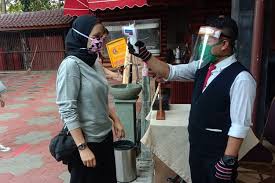 Pasti percakapan antara pelayan dengan pelanggan yang datang bukan? Prosedur New Normal Restoran Di Indonesia Bagaimana Jika Ingin Dine In