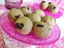 Petite Evasion Vers L Inde Avec Un Dessert A La Semoule Appele Rava Laddu Des Douceurs En Forme De Boules Realisees Ave Desserts Indiens Gateau Indien Semoule