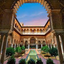 The site, which was originally developed as a fort in 913, has been revamped many times over the 11 centuries of its existence, most spectacularly in the 14th century when king pedro added the sumptuous palacio de don pedro, still today the alcázar's crowning glory. Alcazar Von Sevilla Der Konigspalast Geo