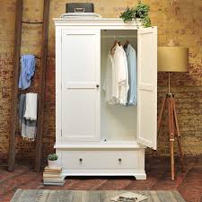 Boyama yapmaya öncelikle dolapların iç kısımlarından, çekmecelerden ve küçük alanlardan başlayabilirsiniz. Fikir Alabileceginiz 8 Farkli Giysi Dolabi Kullanimi Homify