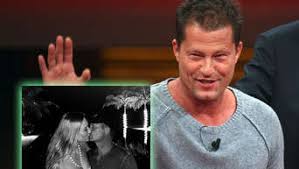 Hier twittert til schweiger und seine barefoot crew zu aktuellen ereignissen und projekten. Til Schweiger Tatort Dieses Intime Kuss Bild Zeigt Freundin Vom Schauspieler People