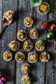 In a bowl, beat together the spinach and cream cheese. Cheesy Spinach Dip Puff Bites Easy And Cute Christmas Appetizer Recipe Magik