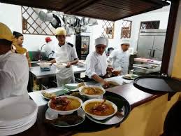 Definitivamente es un hotel singular ubicado en uno de los parajes más bellos y desconocidos de españa, el matarraña, una comarca de aragón ubicada en teruel y fronteriza con castellón y tarragona. Nuestro Personal De Cocina Fotografia De Banana Palms Hotel Resort Marina Livingston Tripadvisor